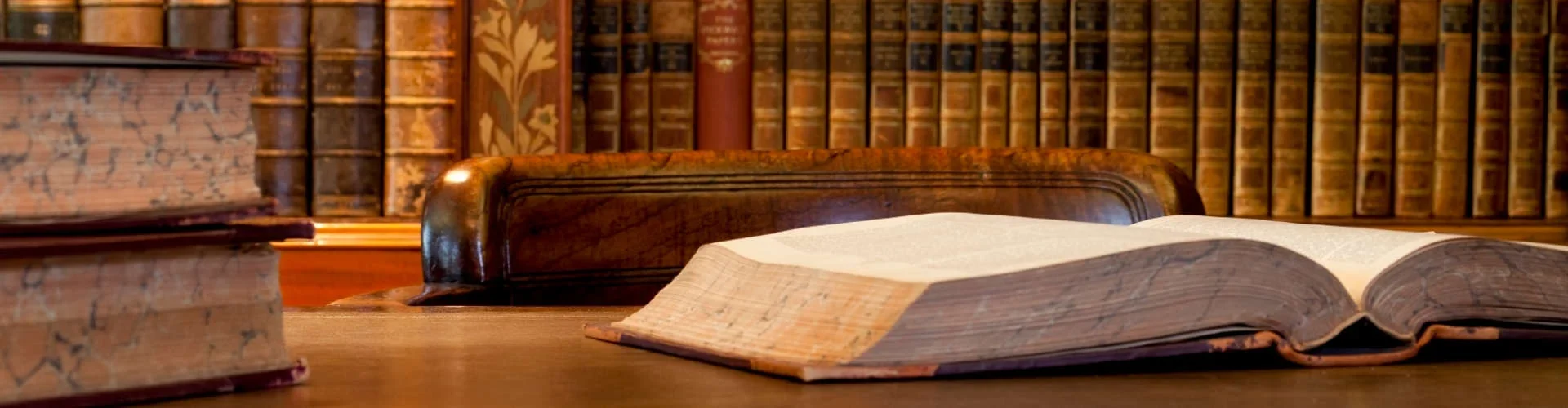 Biblioteca jurídica y experiencia profesional